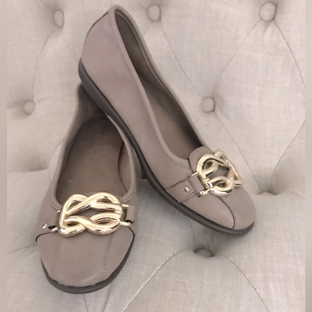 Aerosoles Stitch N’Turn “Big Bet” Tan With Gold Knot Accent Size 7M Unworn New